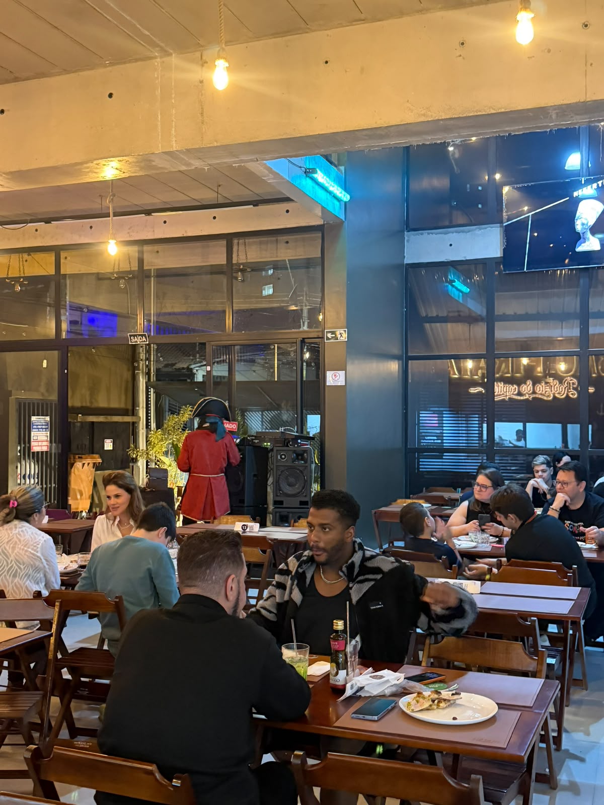 Famílias aproveitando o salão da pizzaria