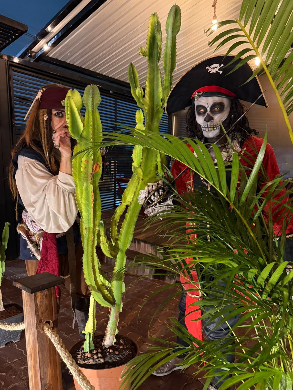 Piratas caracterizados na entrada da pizzaria